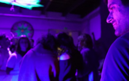 DJ Melo Rift a tocar música house em vinil na noite da Ilha Terceira