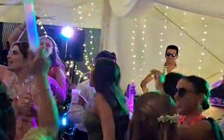 Pista de dança cheia com equipamento de som e iluminação para festas na Terceira.