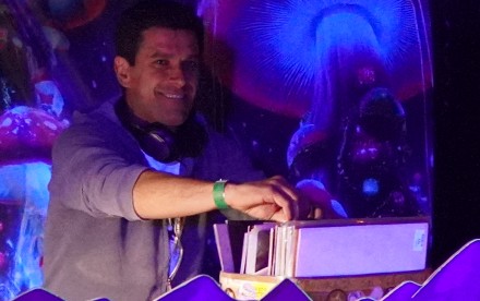 Techno DJ set em vinil na Ilha Terceira.